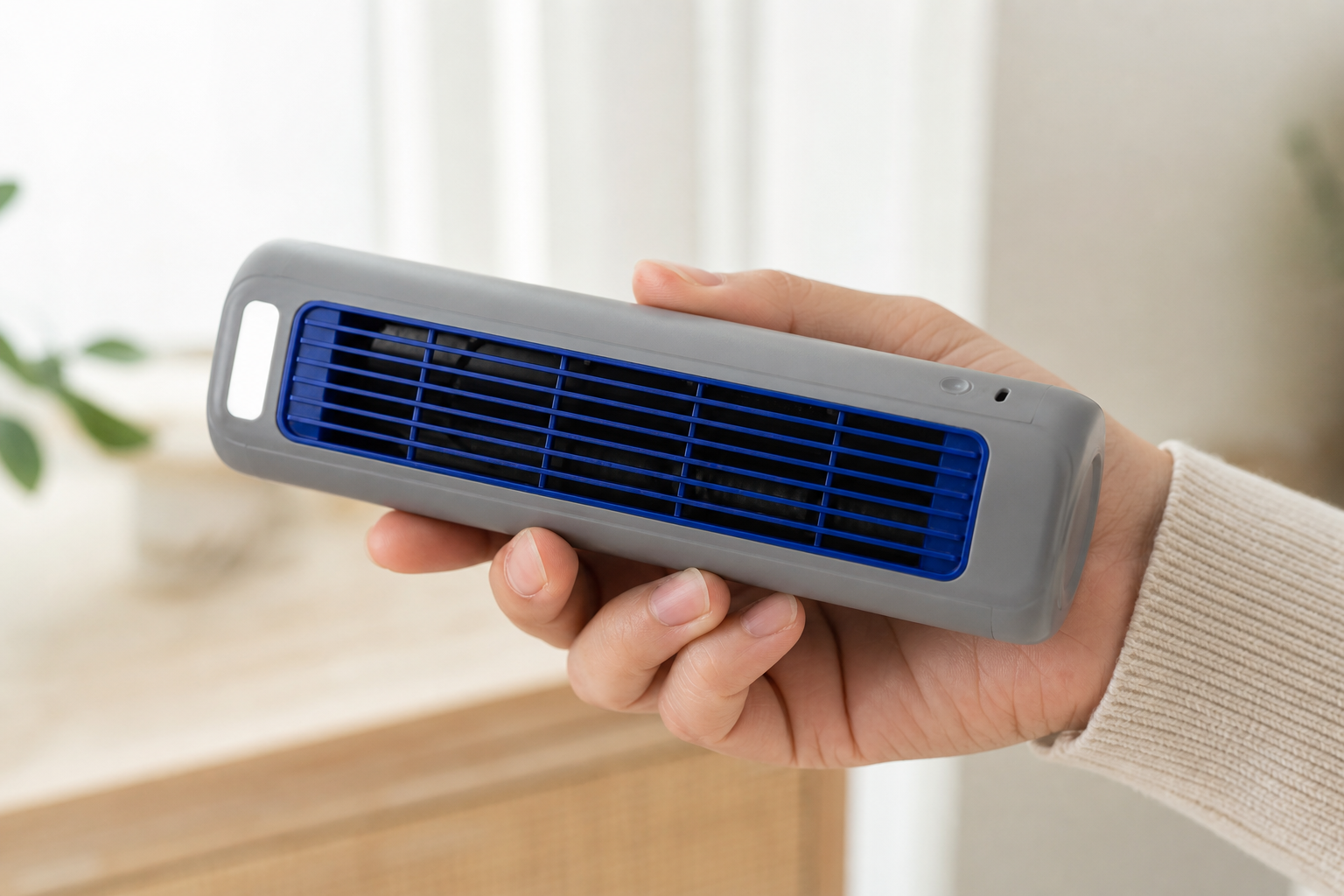 Coldeez Cooling Ace tragbarer Luftkuehler in der Hand